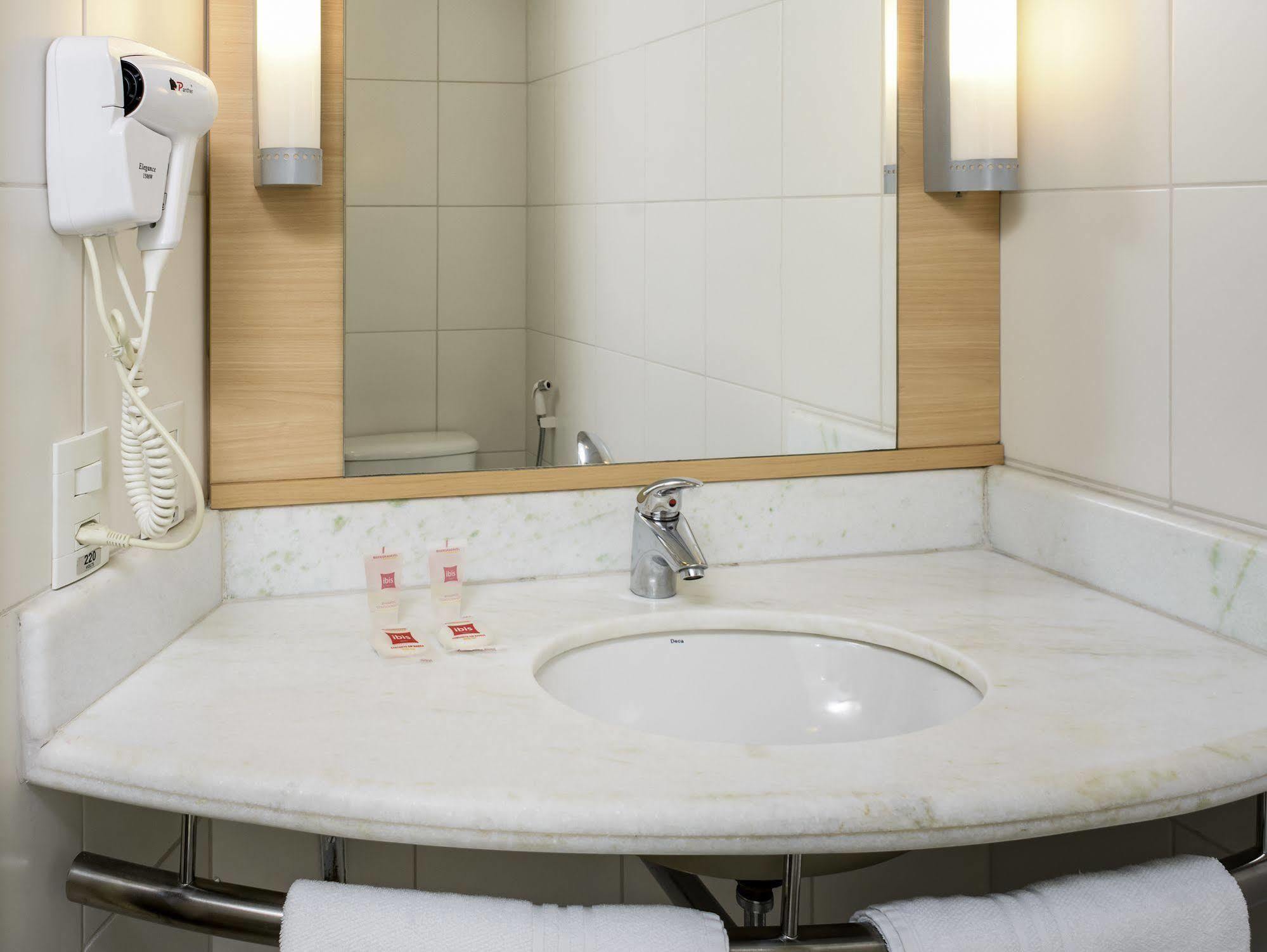 Отель Ibis Belem Aeroporto Экстерьер фото
